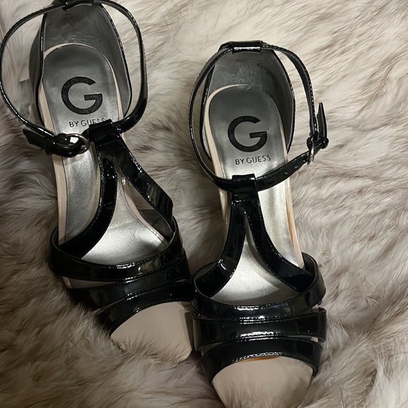 Size 7 stiletto heel with platform for added comfort - Picture 3 of 3